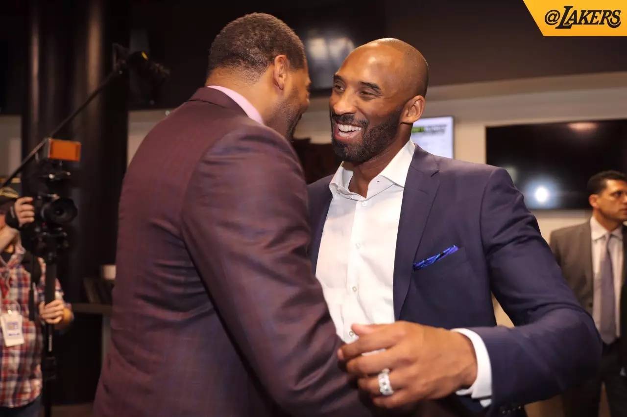 详解职业棒球球员的定制化球棒从重心分布到木材密度的追求