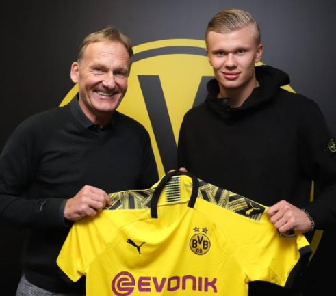 足坛一夜动态：AC米兰大逆转登顶意甲第1，B费创纪录曼联复仇狼队